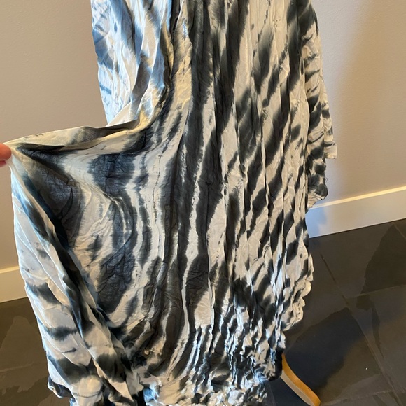 Flowy coverup - Picture 2 of 9